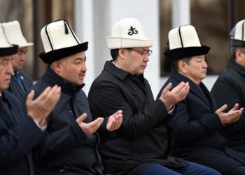 Бийлик өкүлдөрү «Ата-Бейитке» барып, куран окушту