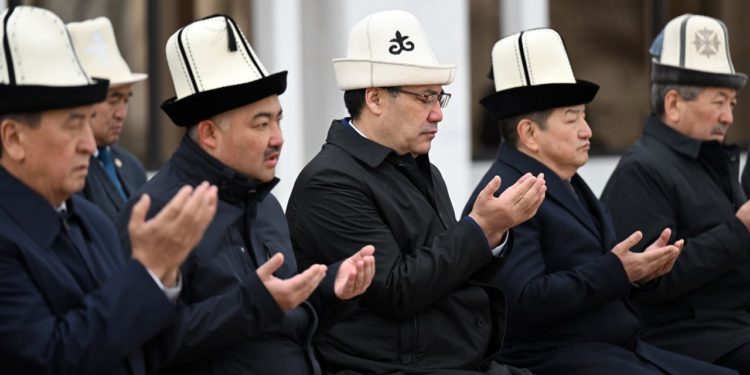 Бийлик өкүлдөрү «Ата-Бейитке» барып, куран окушту