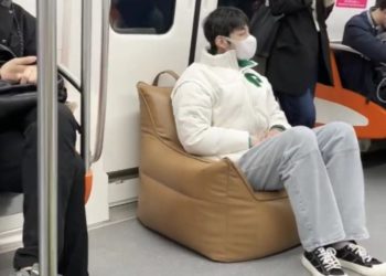 Кытайда метродо отургучун көтөрүп жүргөн жигит талкууга алынды