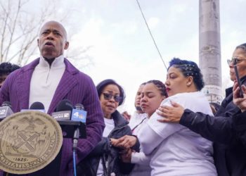 Нью-Йорктун мэри кыргыз чапанын кийип чыкты (сүрөт)