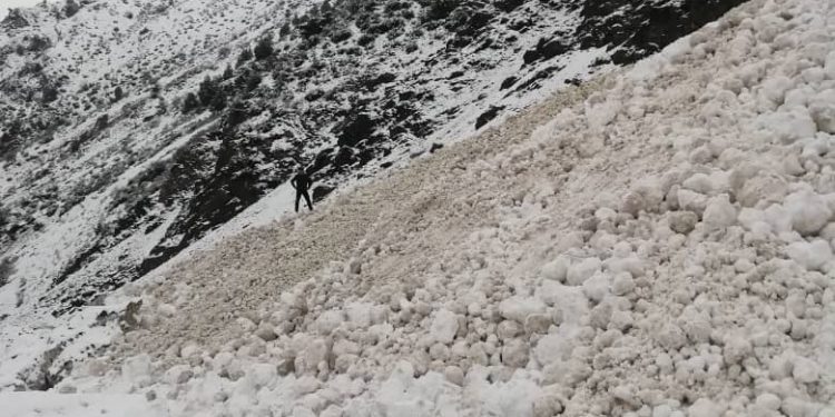 Мырза-Аке — Кара-Кулжа — Алайкуу унаа жолунда кар көчкү жүрүп, жол жабылды