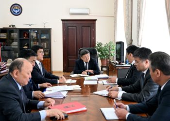 Акылбек Жапаров №1 гимназияда окуучулар аралашкан митингди катуу сынга алды