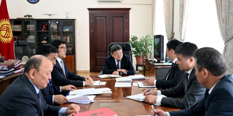 Акылбек Жапаров №1 гимназияда окуучулар аралашкан митингди катуу сынга алды