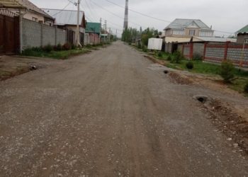 «Мамлекетке жардам болсун». Ак-Ордо конушундагы тургундар көчөнү өз чөнтөгүнөн оңдотушту (видео)