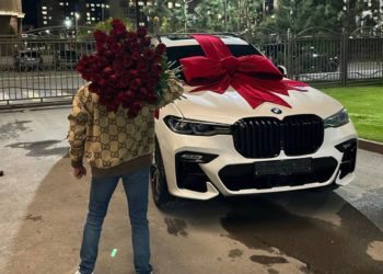 Вебкам-студия уюштуруучу делген Даниель Ажиев жубайына BMW X7 унаасын белек кылды