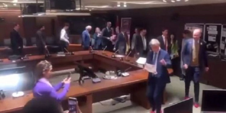 Канадада министрлер шиштака кийип чыгышты. Эмне үчүн? (видео)