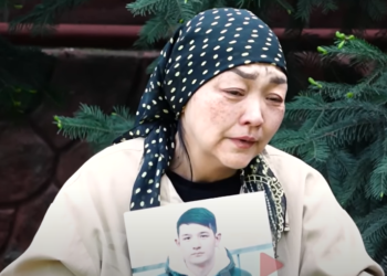 «Уулум менен коштошуп жатып, кечирим сурадым» дейт Орусияда уулу бычакталган апа