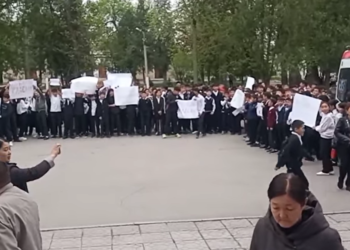 Бишкекте №1 мектеп-интернаттын окуучулары жана мугалимдери митингге чыгышты (видео)