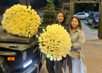 Мээрим Жуманазаровага 501 роза гүлүн ким бергени айтылды