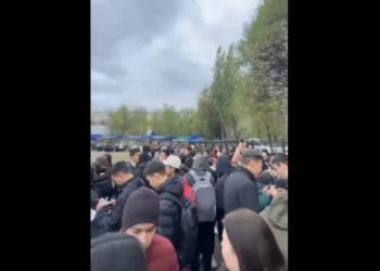 Бишкектеги №67 мектептин окуучулары эвакуацияланып жатканы маалымдалды