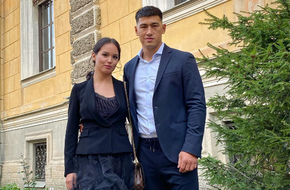 Дүйнө чемпиону Дмитрий Бивол жубайы менен ажырашканы маалым болду