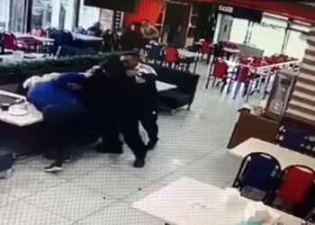 «Бизде чай 15 сом турат». Бишкекте эркек киши чайдын баасы үчүн аял кишинин мурдун сындыра чапкан (видео)