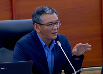 Депутат: «Тили сынган министрлер кыргыз тесттен кантип өтүп жатат?»