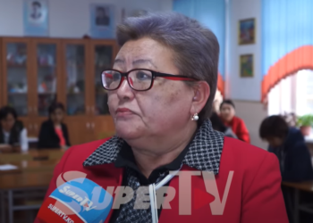 Окуучулар митингге чыккан мектептин мугалими: «Өз каалооңор менен жумуштан кеткиле» деп кысымга алышууда»