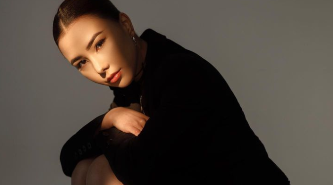 Аяна Касымова эмне үчүн жолдошу экөө эки жолго түшкөнүн айтты