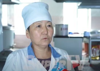 Окуучулар митингге чыккан мектептин ашпозчусу: «Уруш ашканадан чыккан. Садыр Жапаров келгенде көйгөйүбүздү айтканбыз»