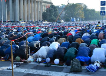 Орозо Айт намазы Бишкектин эски аянтында окулат