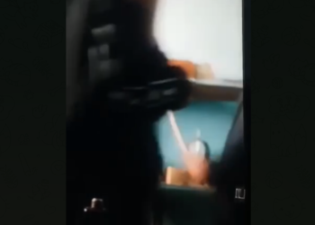 «Эмне укпайсың?». Окуучуларды указка менен урган мугалимдин видеосу тарады