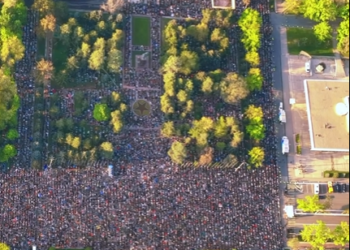 Бишкектин Эски аянтында окулган айт намаздын бийиктиктен көрүнүшү