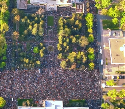 Бишкектин Эски аянтында окулган айт намаздын бийиктиктен көрүнүшү