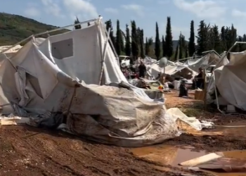 Түркиядагы катуу бороон жер титирөөдөн жабыркагандардын чатырларын учурду (видео)