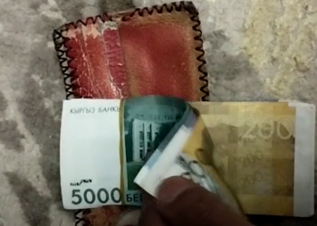 Бишкекте жүргүнчү маршруткага 15 миң сомдой бар капчыгын түшүрүп алган. Айдоочу жигитти таап, акчасын кайтарып берди (видео)