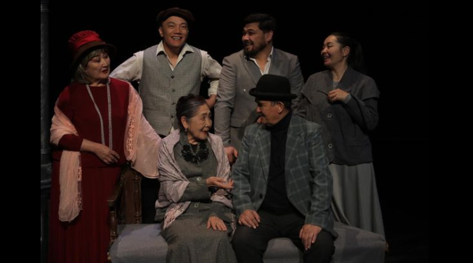 «Тамак жегенге, шытыратып баштык оодарганга болбойт». Кыргыз драма театры спектакль көрүү маданияты тууралуу эскертти