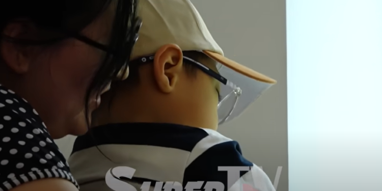 «Баламды осьминог дешсе, оор тиет» дейт уулу айнек сөөк оорусунан жабыркаган эне