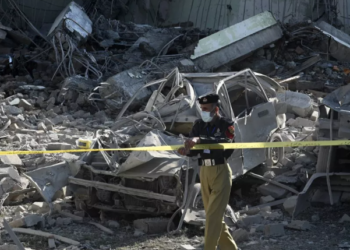 Пакистандын полиция бөлүмүндөгү жардыруулардан кеминде 16 адам каза болду