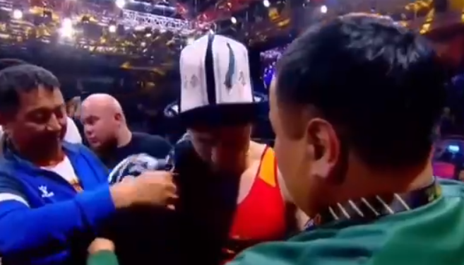 Акжол Махмудовдун атасы Роман Власовго калпак кийгизип, чепкен жапты