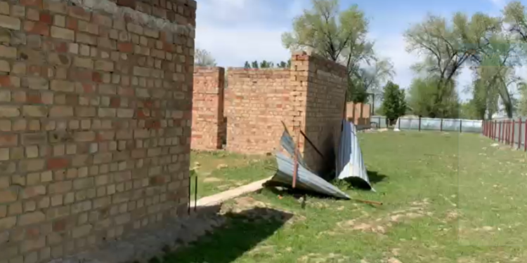 Сокулуктагы 5-6 жылдан бери курулушу бүтпөгөн мектеп. Тургундар президентке кайрылды