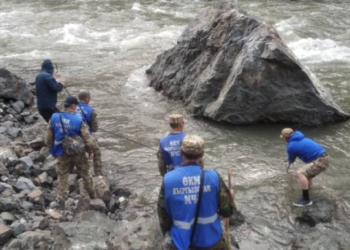 Ошто сууга түшүп кеткен унаанын жүргүнчүсүн 50 киши издеп жатат