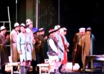 Өзбекстандын театр актерлору Кыргызстанга келишти. Алар бекер спектакль коюшат