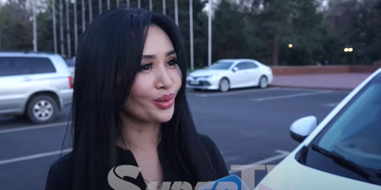 Унаалуу болгон ырчы Салтанат Шекенова: «Мурдатан эле унаа айдап жүргөндөй болуп жатам»