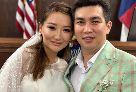 Ырчы Азалия менен жолдошу АКШда никесин расмий каттатышты (сүрөт)