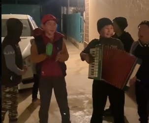 «Кичинесинен ырдайт». Аккордеон менен жарамазан айтып, мактоого татыган өспүрүм тууралуу маалымат (сүрөт, видео)