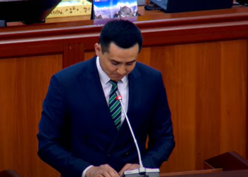 «Адаштым». Мурдагы депутат Жаныбек Абиров парламентте сөз сүйлөдү