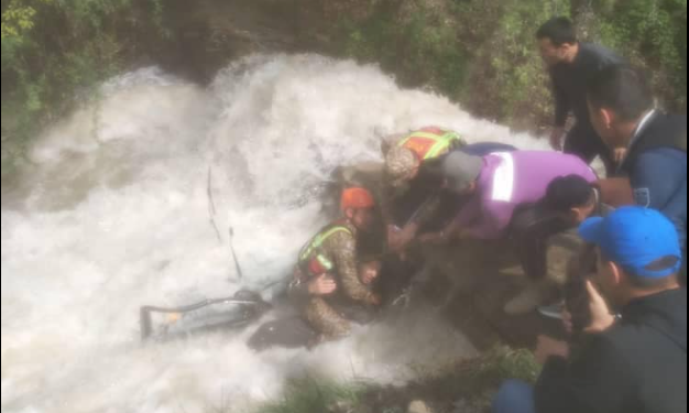 Ошто жеңил унаа менен каналга түшүп кеткен 2 жаран куткарылды