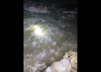 Нарындагы алтын кен комбинаттын 31 жаштагы жумушчусу жүк ташуучу унаа менен сууга түшүп кеткен (видео)