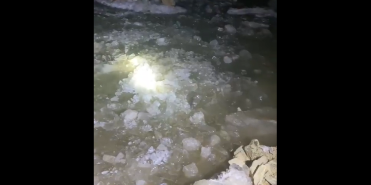 Нарындагы алтын кен комбинаттын 31 жаштагы жумушчусу жүк ташуучу унаа менен сууга түшүп кеткен (видео)