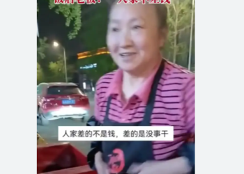 Кытайда бай аял зериккенинен идиш жуугуч болуп иштейт (видео)