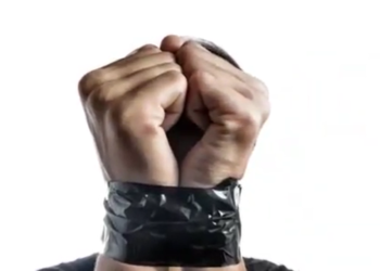 Чүйдө оозу, көзү, колу-буту скотчтолгон киши 12 саат бою талаада жаткан. Шектүүлөр кармалды (видео)