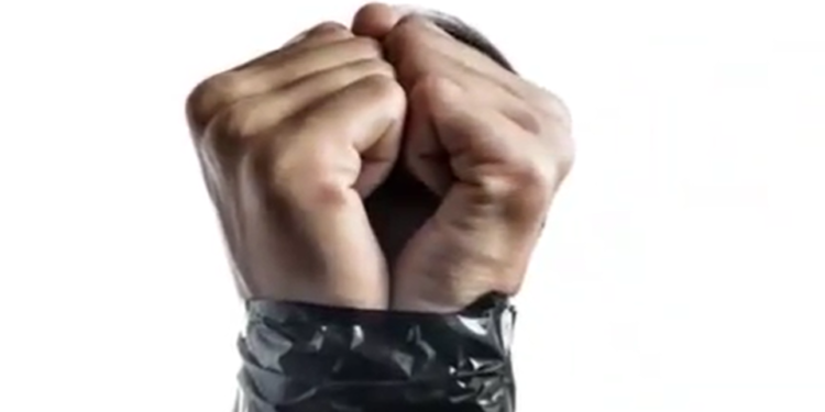 Чүйдө оозу, көзү, колу-буту скотчтолгон киши 12 саат бою талаада жаткан. Шектүүлөр кармалды (видео)