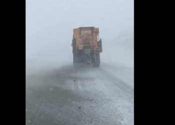 Төө-Ашууда жааган карга байланыштуу оор жүк ташыган унааларга чектөө киргизилди (видео)