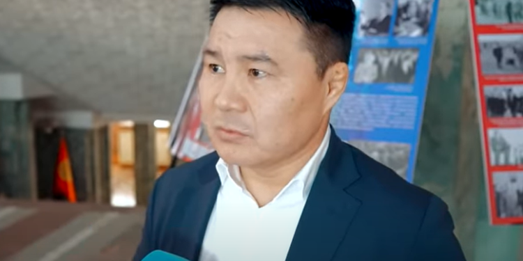 Депутат Тазабек Икрамов: «Кыргыз тилин Америкадан келип 6 айда үйрөнүп жатышат»