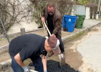 «Арызданбай, иш кылалы». Арнольд Шварцнеггер үйүнүн жанындагы жолду жамады (видео)