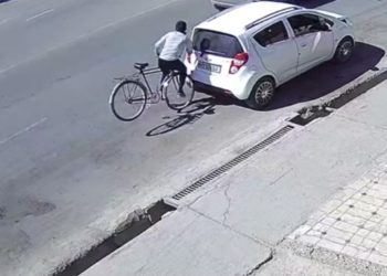 «Колунан телефонун түшүргөн эмес». Өзбекстанда токтоп турган унааны сүзгөн велосипедчен жарандын видеосу тарады