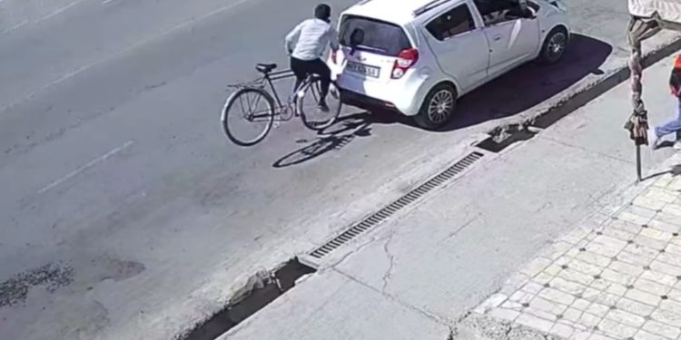 «Колунан телефонун түшүргөн эмес». Өзбекстанда токтоп турган унааны сүзгөн велосипедчен жарандын видеосу тарады