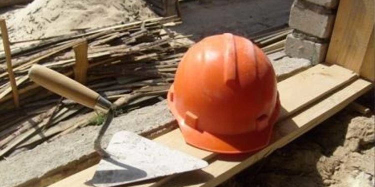 Бишкекте 21 жаштагы куруучу 11-кабаттан кулап, көз жумду