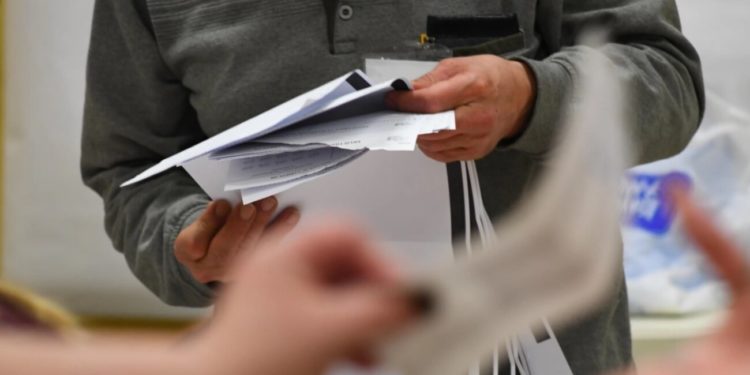 Ленин шайлоо округу боюнча депутаттыкка 44 талапкердин тизмеси